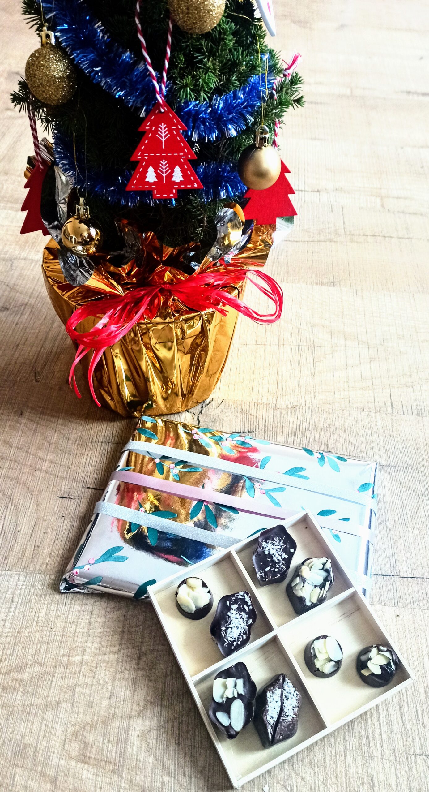 choinka z prezentami