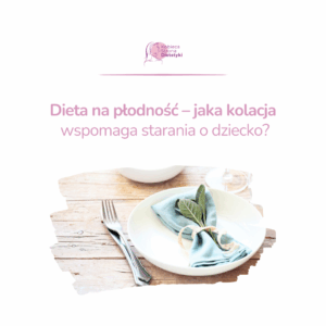 biały talerz z niebieską serwetką i dekoracją z liści